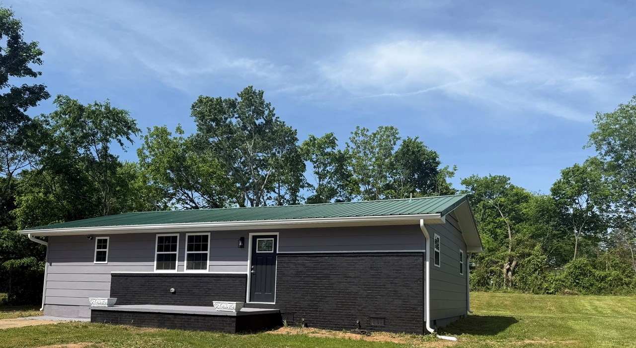 208 Greenwood Cir